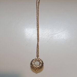 Elegant Gold Pendant Necklace